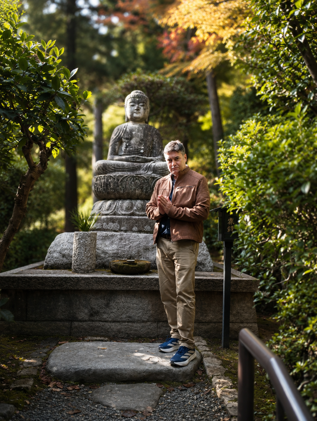 Marcial Yuste Blasco en recogimiento ante una figura de Buda, Japón