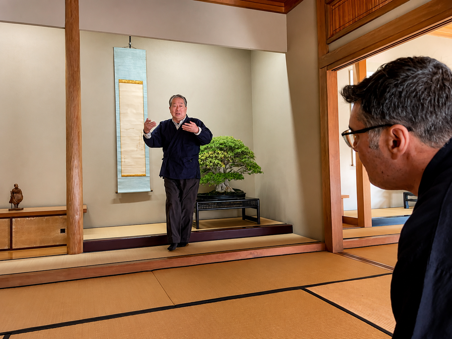 Kobayashi Ippū explicando una composición en un tokonoma Gyō, semi-formal