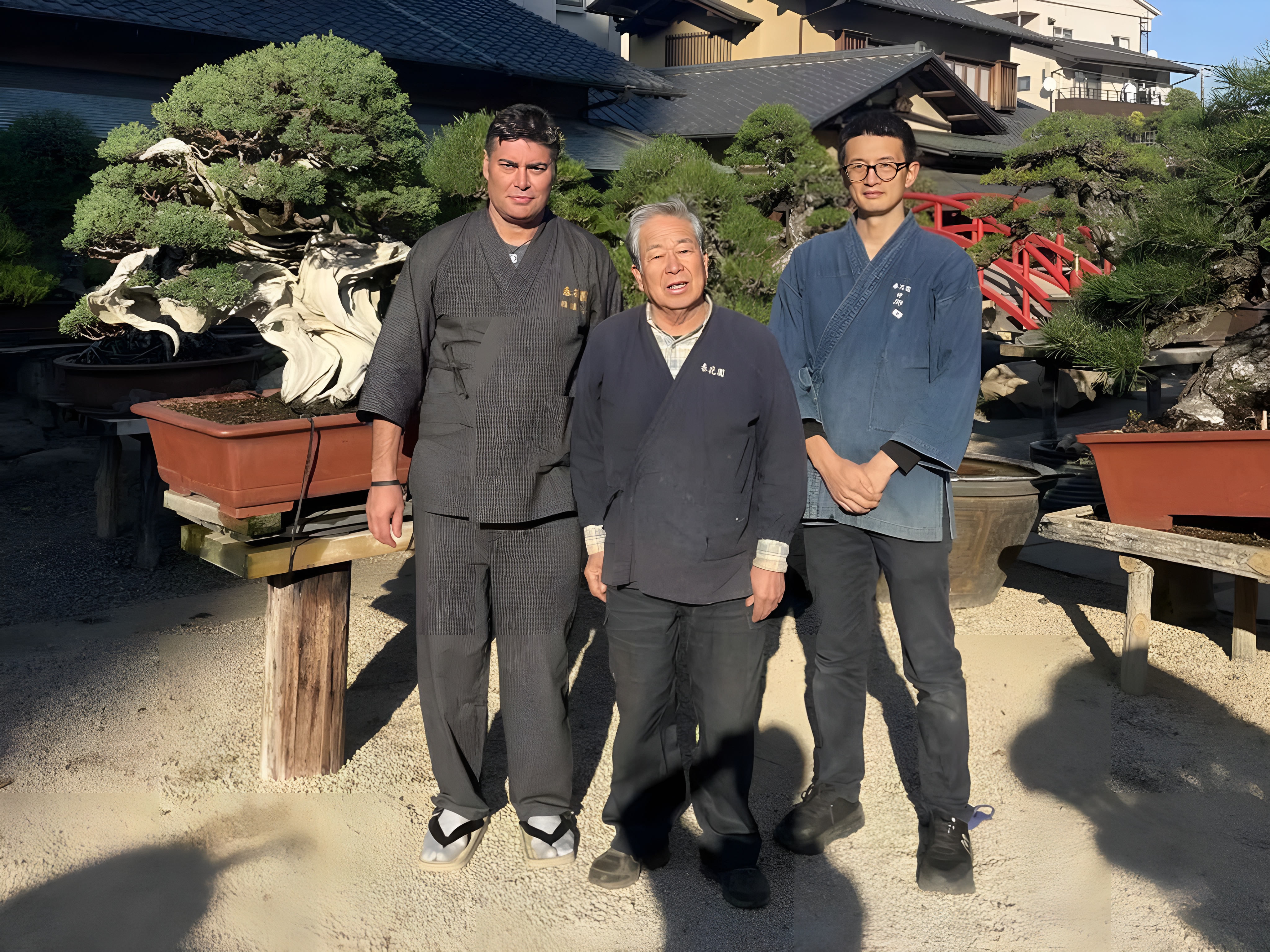 Marcial Yuste Blasco junto a Kobayashi Ippū y un discípulo del vivero, entre bonsáis del Museo Shunkaen, Tokio