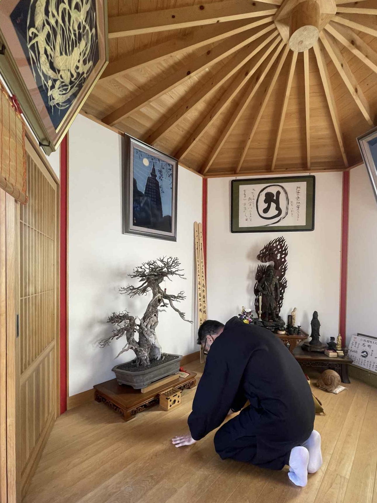Tokonoma con el altar dedicado al pino Oku no Kyomatsu en el santuario personal de Kobayashi Ippū, Shunkaen